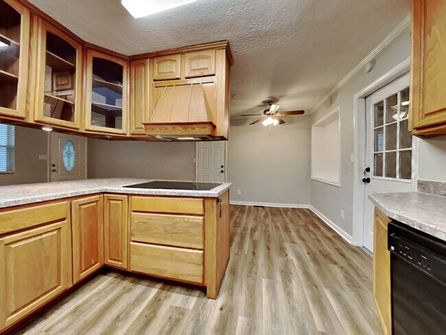 Foto del edificio - Charming 3BR Home in Jacksonville, FL | Sunroom | Garage | Large Fenced Yard | Pets Welcome