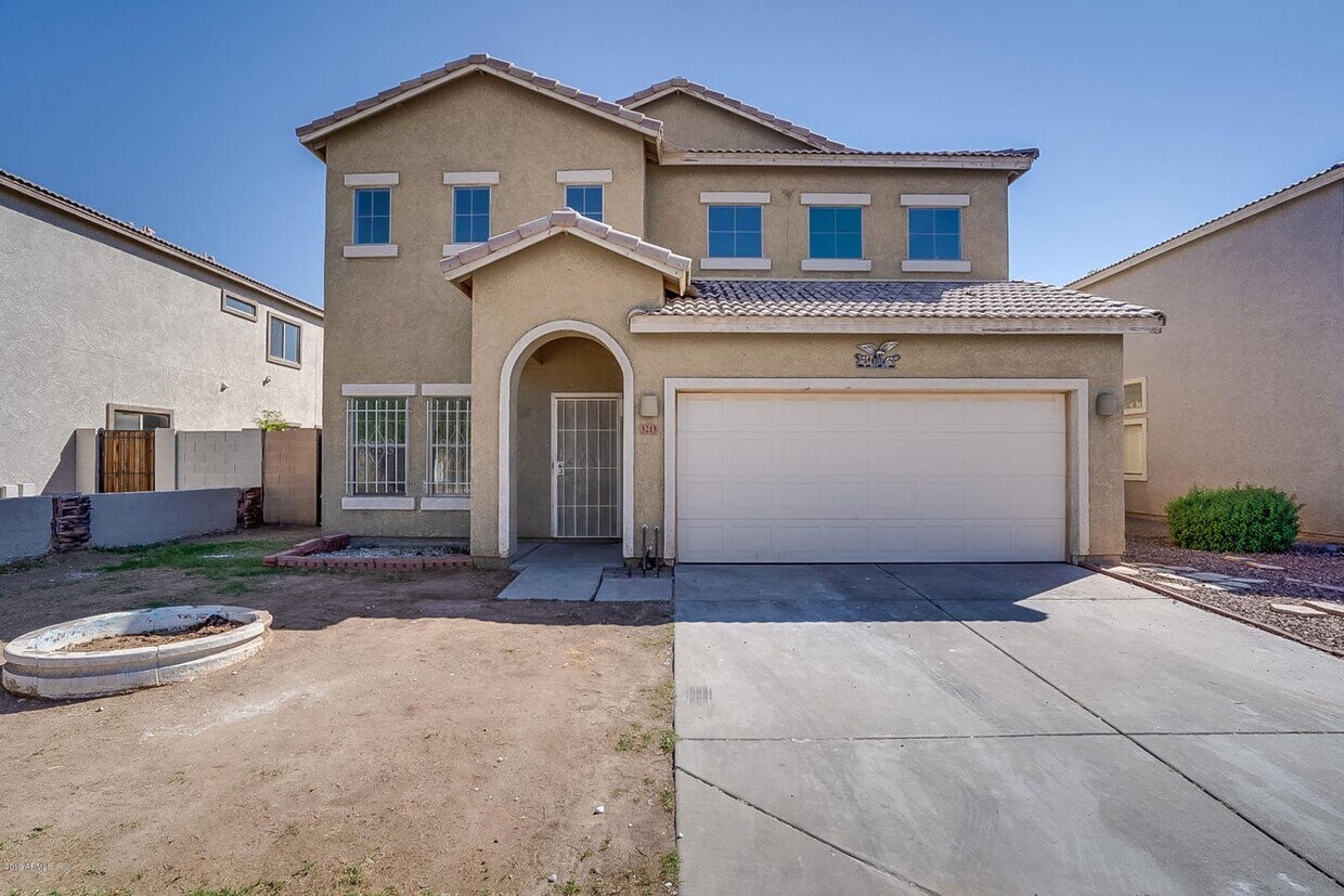 Foto principal - Charming 4 Bedroom 3 Bath 3 Car garage Hom...