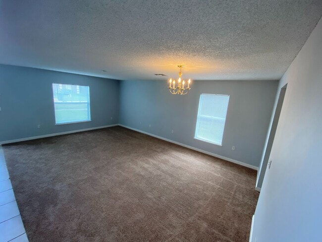 Building Photo - Beautiful Two-Story 4/3.5 Home in Econ Woo...