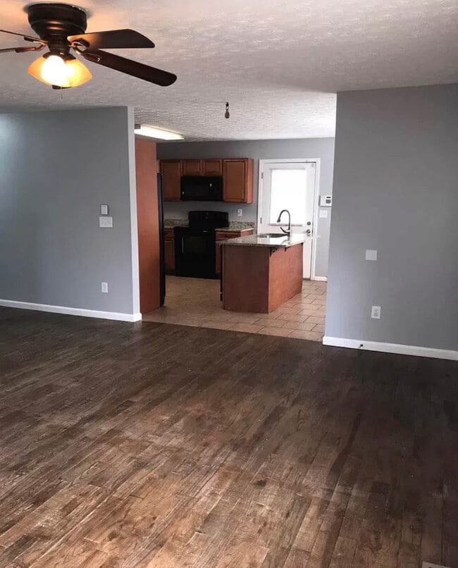 Building Photo - 194 Lake Dr