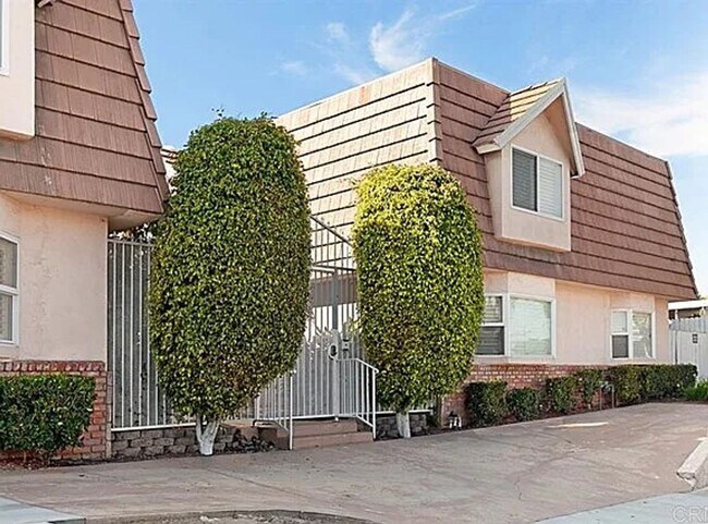 Building Photo - Your Perfect Pacific Beach Home Awaits!