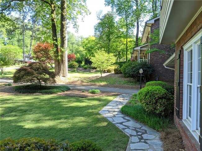 Building Photo - 2462 Helmsdale Dr NE