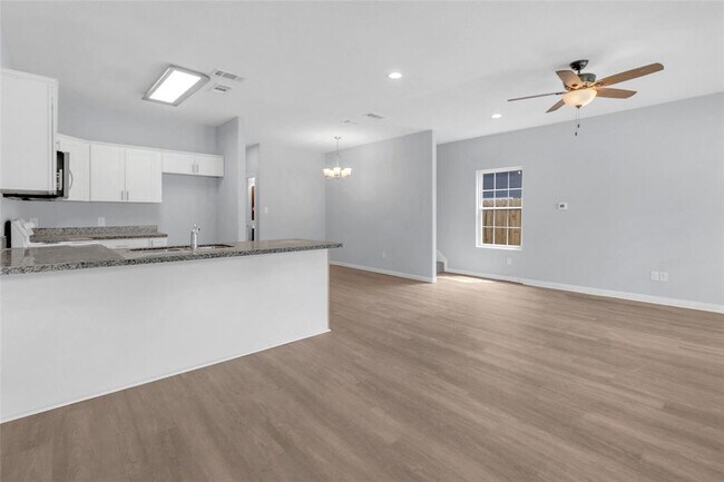 Building Photo - 16874 Balmoral St