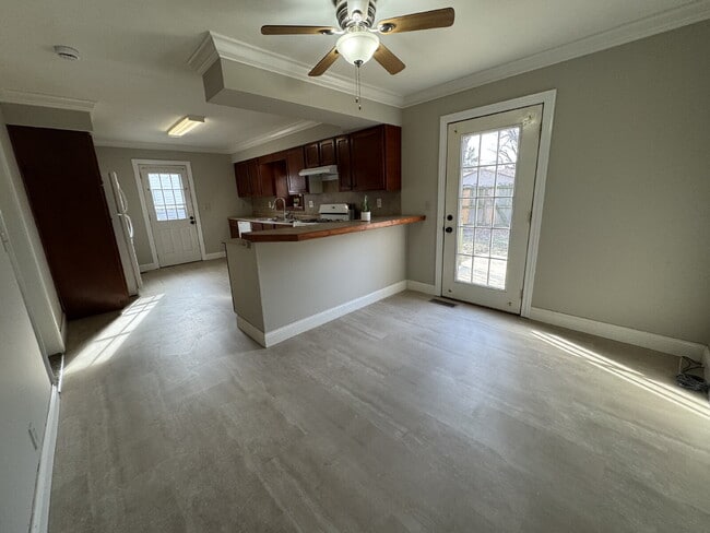 Building Photo - CHATHAM CHARM?! YES, PLEASE.