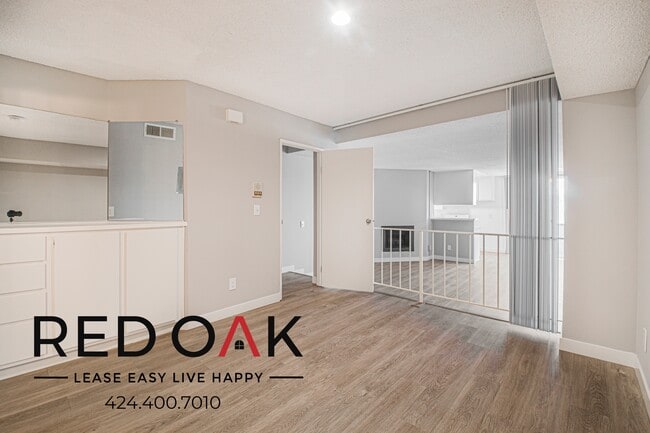 Foto del edificio - 8309 Cedros Ave