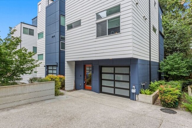 Building Photo - Stunning Standalone Townhome In Coveted Lincoln Park w/ AC (1st Month Free)