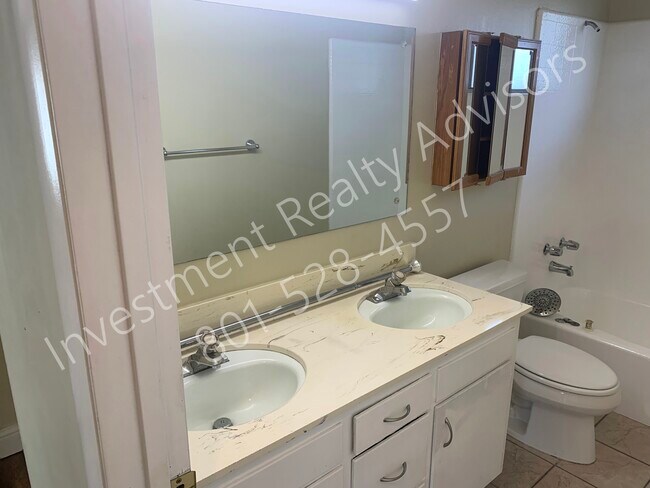 Foto del edificio - 4580 E Wellington St