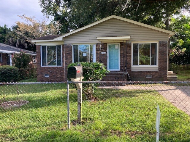 3 Bedroom 2 Full Bath Bungalow Minutes from Downtown Charleston with Charleston Harbor Views - 811 Minnie St House