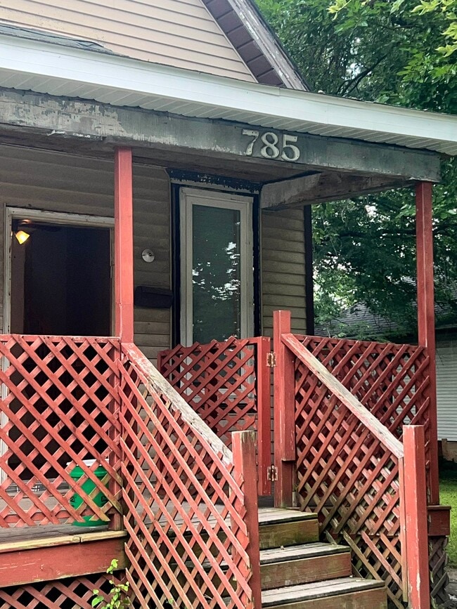 Building Photo - 785 E Cantrell St