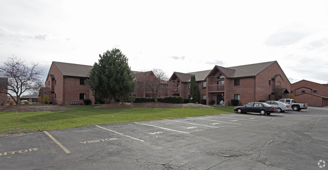 Clover Downs - Clover Downs Condominiums