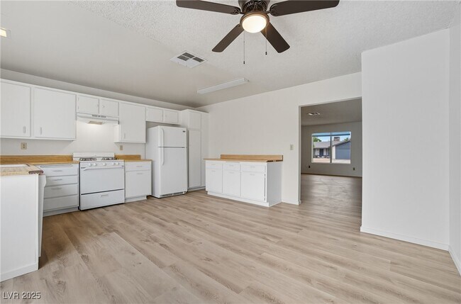 Foto del edificio - 4732 Lakestream Ave