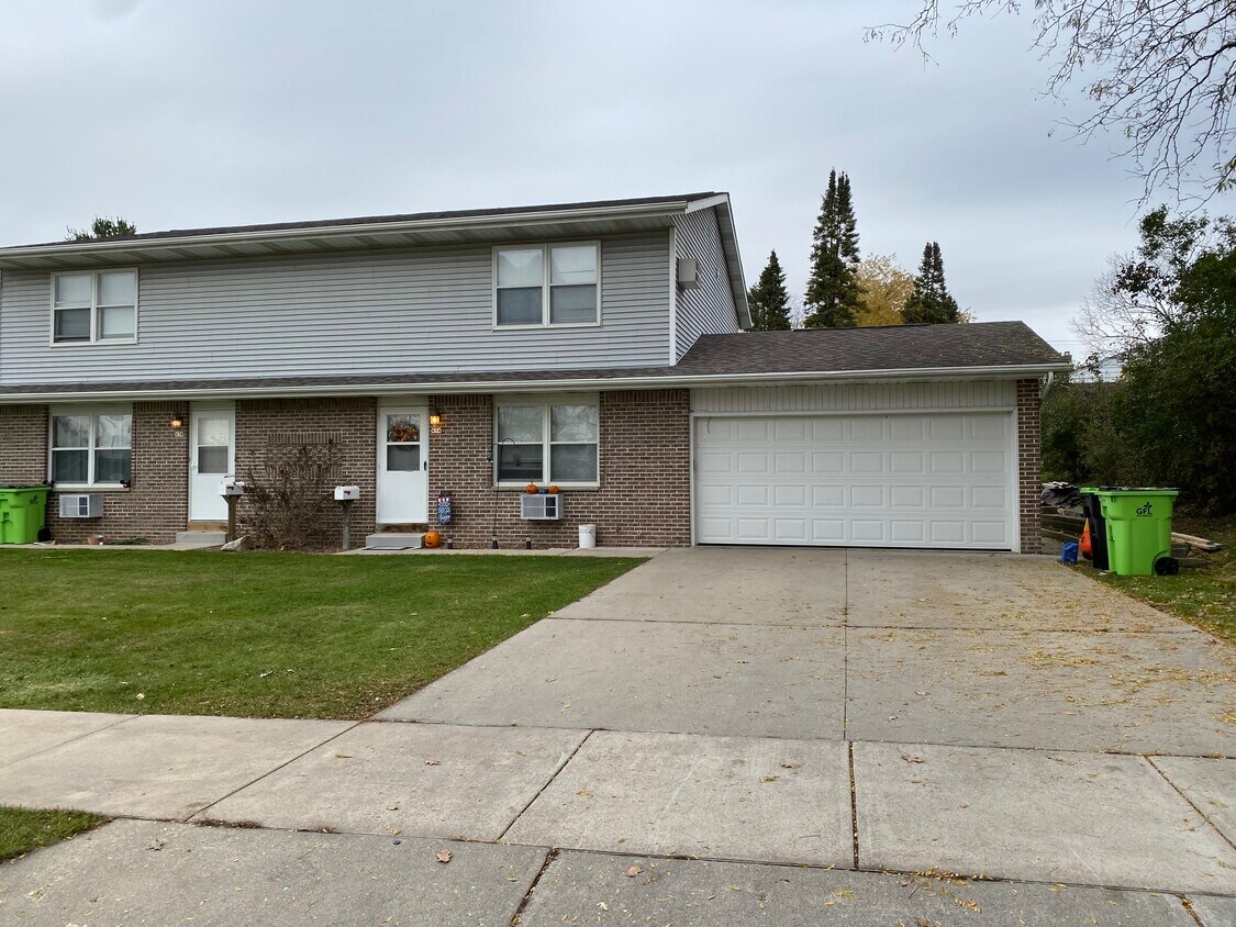 434 Pine St, Hartford, WI 53027 Townhome Rentals in Hartford WI