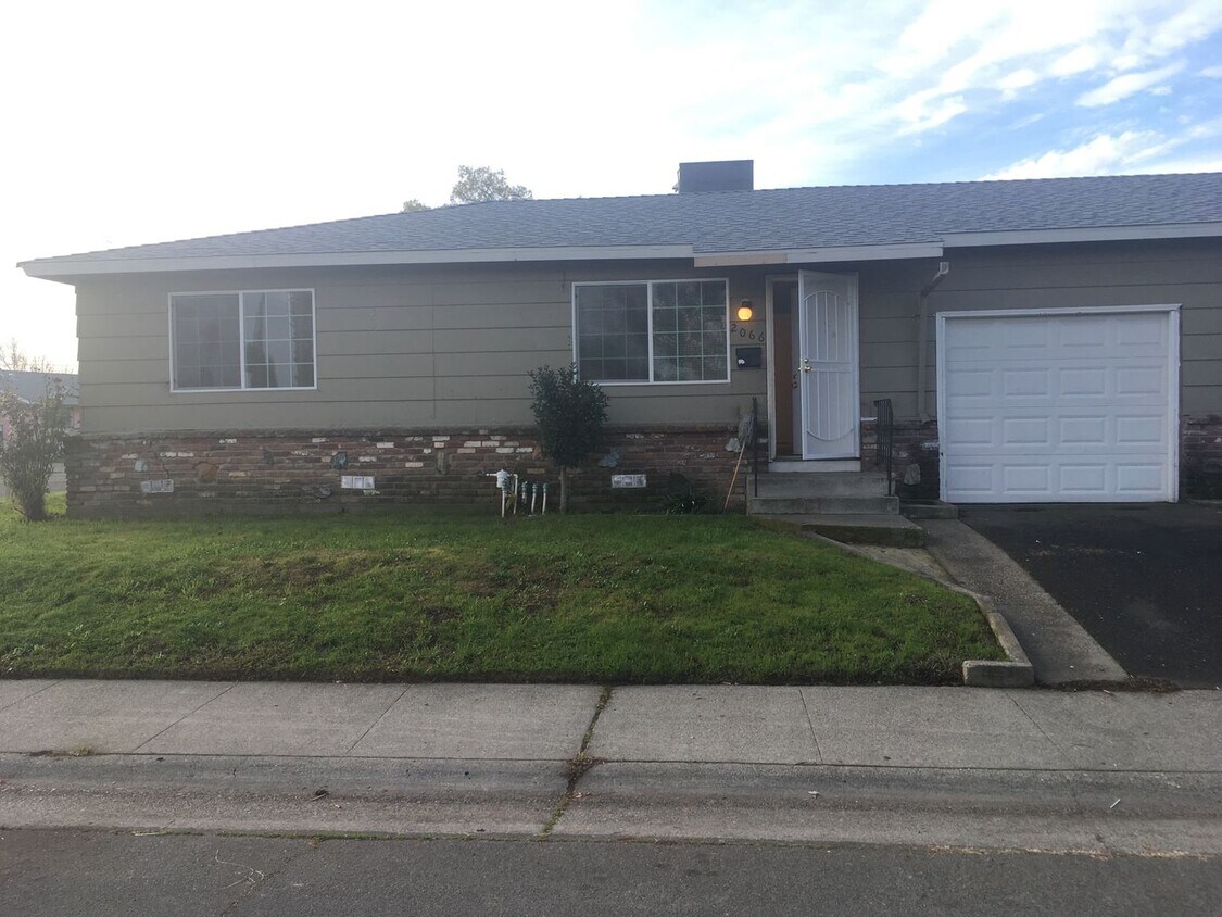 Primary Photo - Clean , Large 2 Bedroom, 1 Bath 1000 sift....