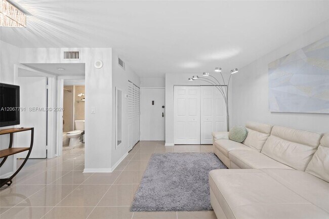 Foto del edificio - 17021 N Bay Rd