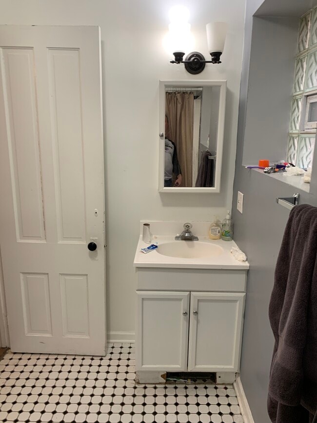 Building Photo - 6438 N Lakewood Ave