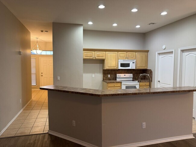 Foto del edificio - Charming 3 bedroom home with storm shelter in Norman! No carpet and a large pantry!