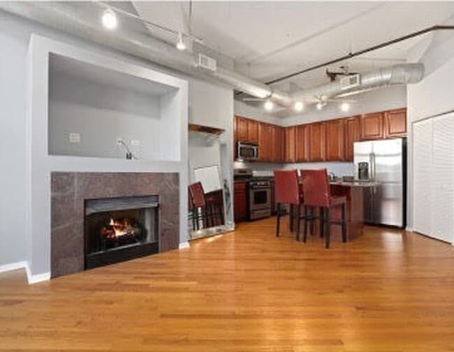Building Photo - 933 W Van Buren St