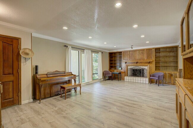Building Photo - 6936 Greenhaven Dr