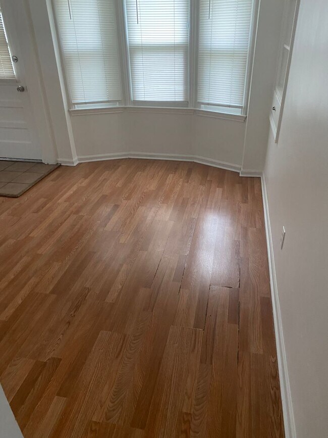 Foto del edificio - 3 bedroom, 1 bath bungalow with basement and 1 car garage