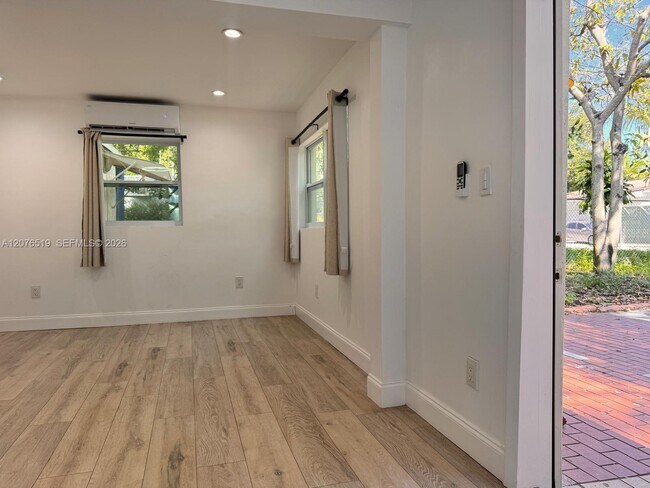 Foto del edificio - 277 NE 55th St