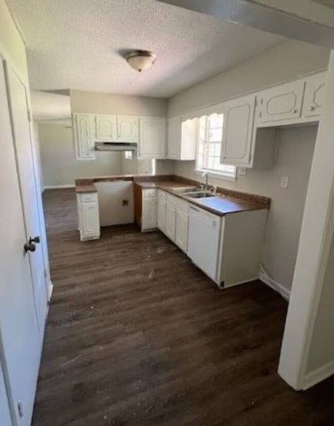 Building Photo - BELOW MARKET RENT!