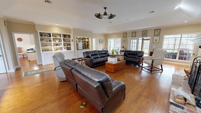 Building Photo - 904 Belle Arbes St
