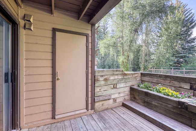 Building Photo - 1061 W Beaver Creek Blvd