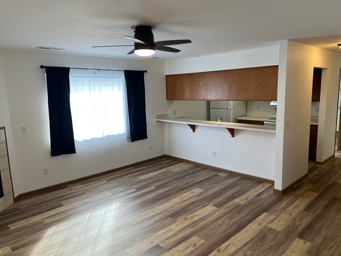 Viviendo - 457 N Front St