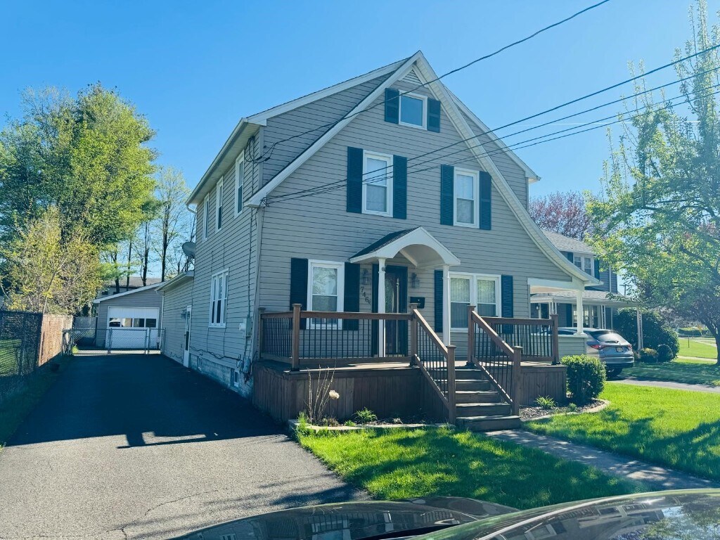 Primary Photo - 746 Dickson St