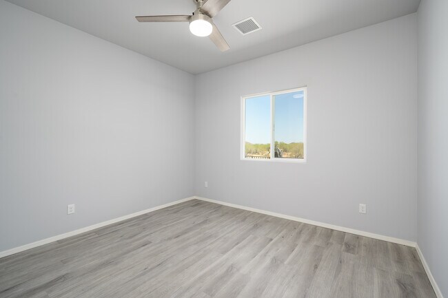 Foto del edificio - 7384 W Mountain View Rd