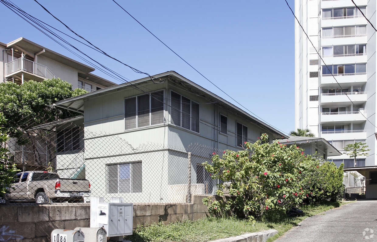Building Photo - 1080 Lunalilo St