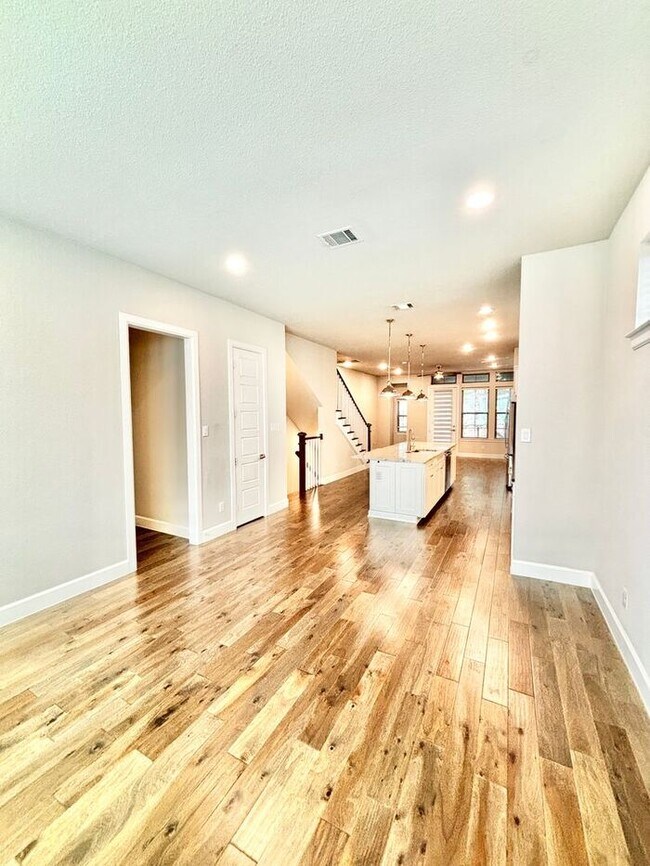 Building Photo - Spacious 3-Bedroom Home with Modern Amenit...