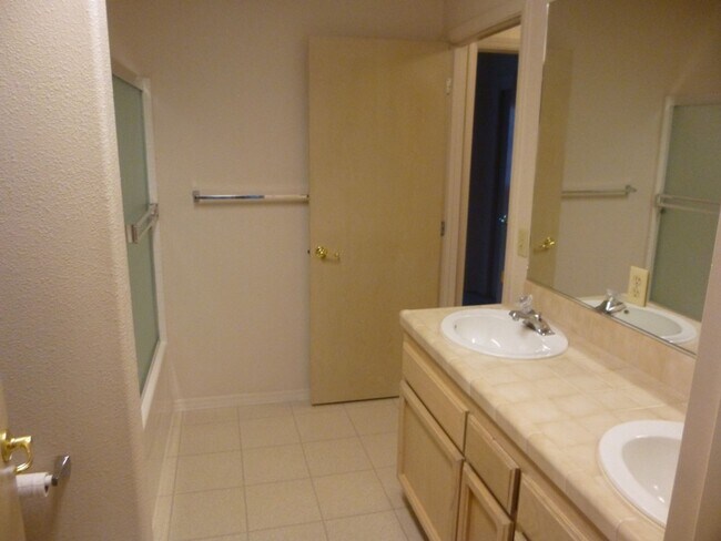 Foto del edificio - 3BR/3BA Townhouse Near Waller Park, just a...