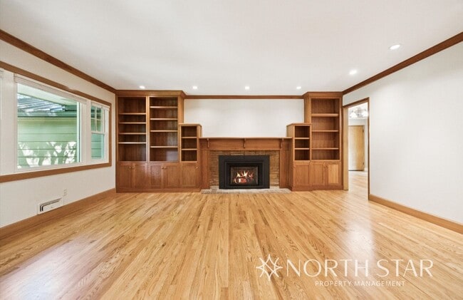 Foto del edificio - Charming Home in Coveted First Addition Ne...