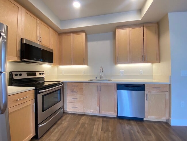 Building Photo - Modern 2 Bedroom, 2 Bathroom Condo Located...