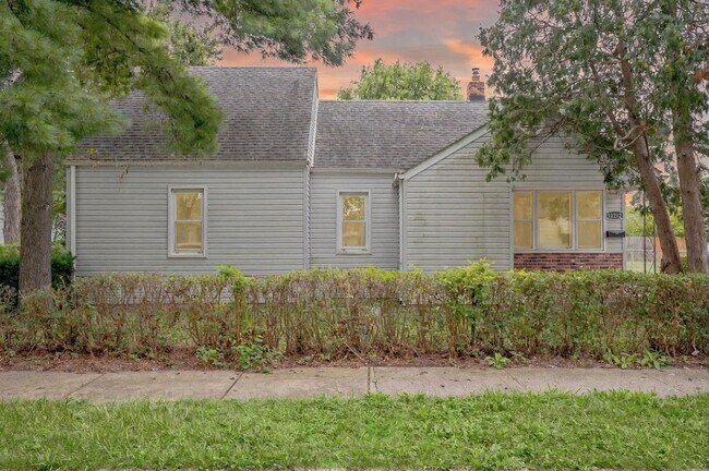 Building Photo - Make  this your new home!