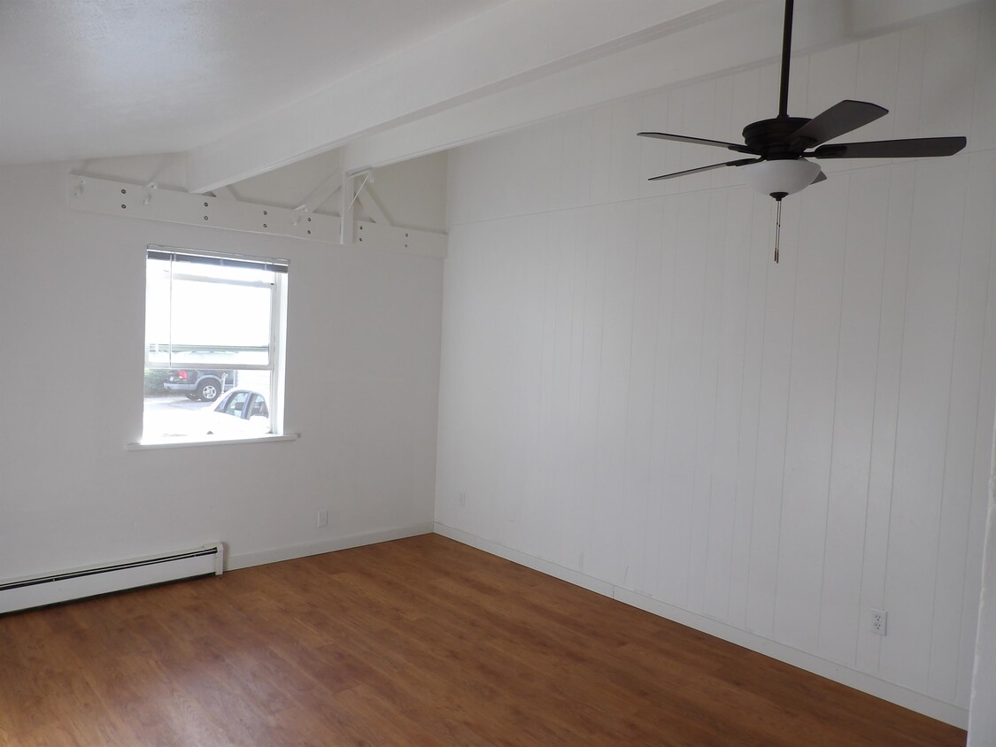 Primary Photo - 1545 E 6th St