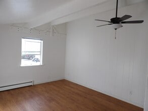 Building Photo - 1545 E 6th St