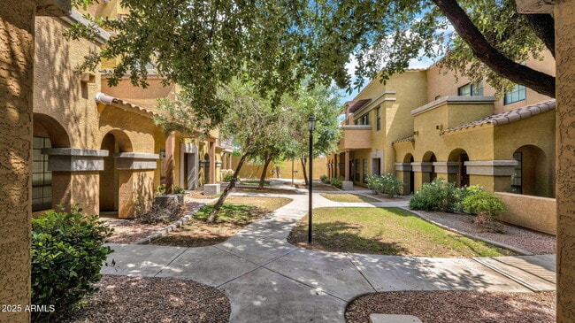 Building Photo - 1702 E Bell Rd