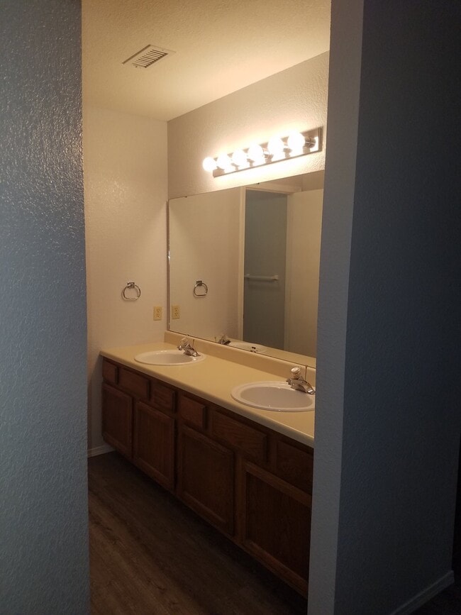 Foto del edificio - Nice 1 Bedroom 1 Bath Unfurnished Condo Ne...