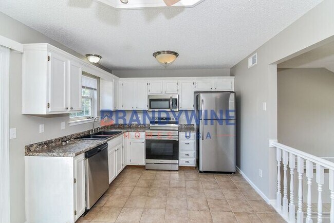 Foto del edificio - 1,845 GREENWOOD, MO 3 BDRM - 2.5 BATH CORN...