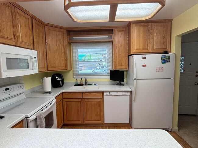 Foto del edificio - 4 bedroom 3 bath with large backyard