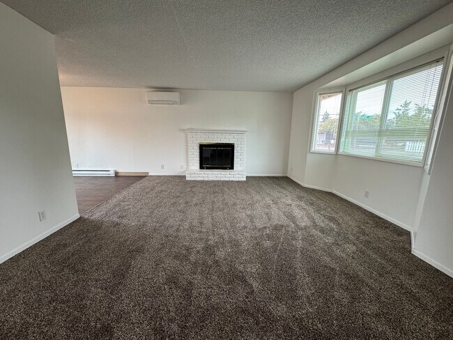 Foto del edificio - 3 Bedroom Duplex off Gilham Rd.
