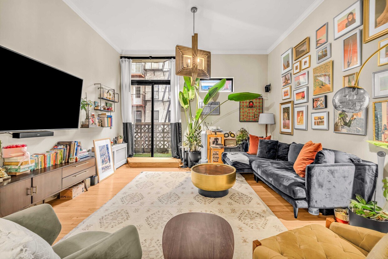 Foto principal - 215 E 24th St