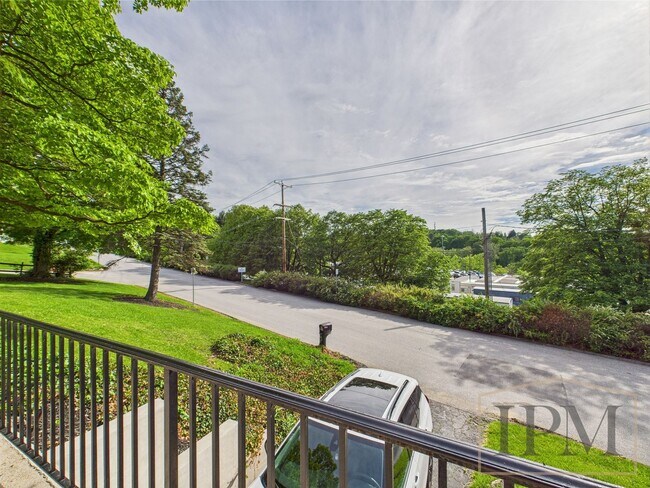 Foto del edificio - 1371 Irving Rd