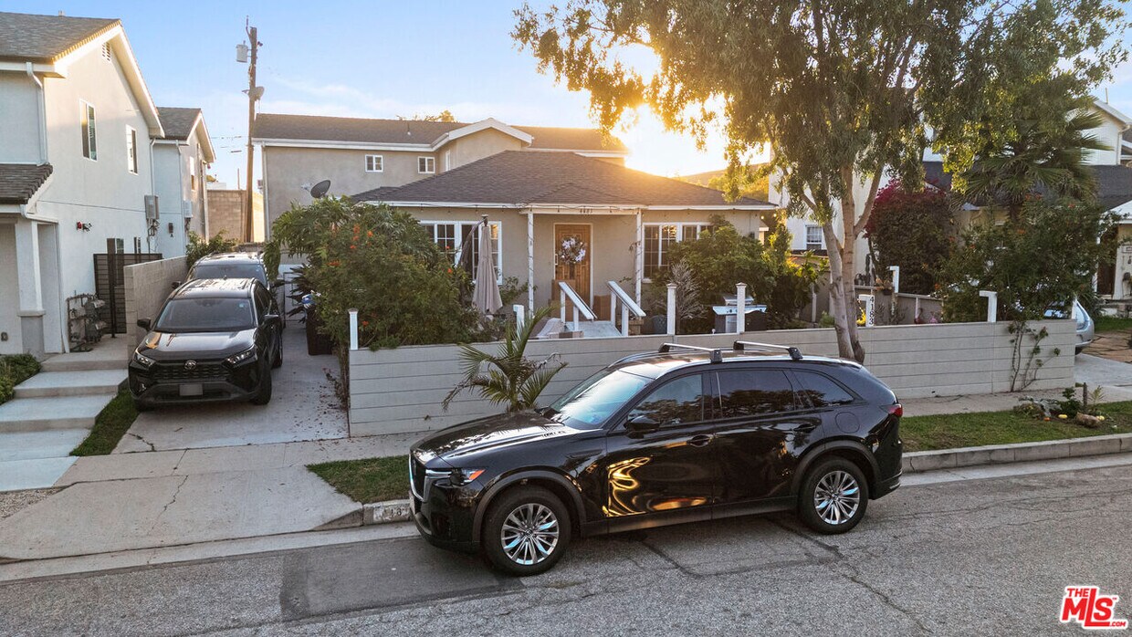 Foto principal - 4183 Commonwealth Ave