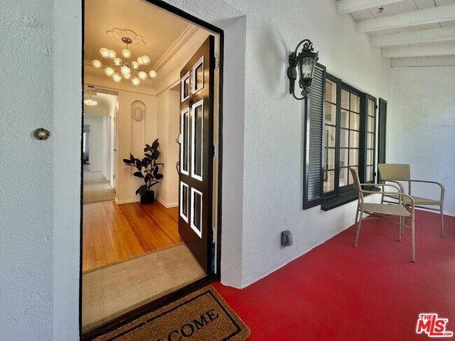 Building Photo - 235 S Doheny Dr