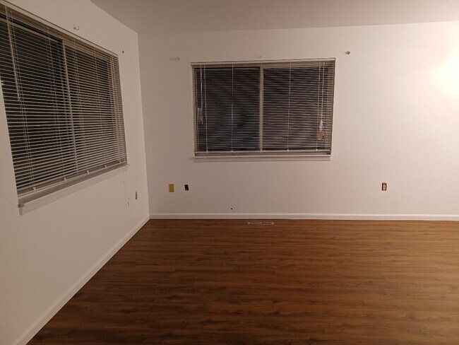 209 Living Rm - 209 N Maxwell St
