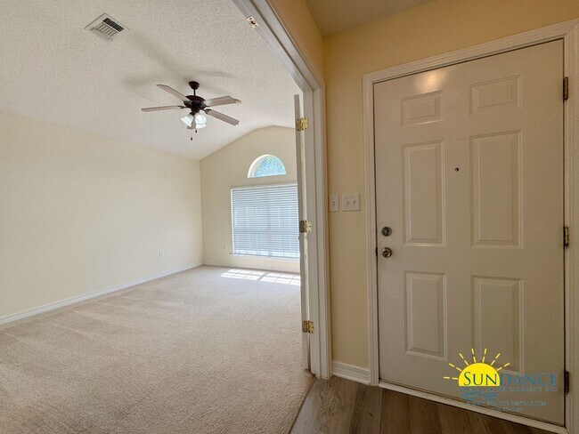 Foto del edificio - Charming 3-Bedroom + BONUS room in central...