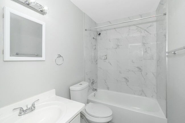 Building Photo - 2 Bed/1.5 Bath Townhome in College Park - ...